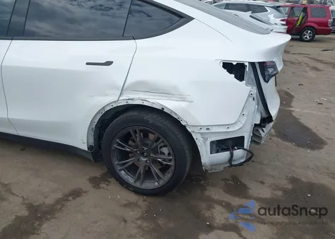 2025 Tesla Model Y Long Range Dual Motor Rear-Wheel Drive z USA, uszkodzony, nr VIN 7SAYGDED7SF229073